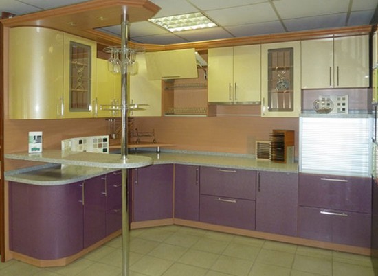 Белый цвет для оформления стен, пола или потолка фиолетовой кухни запрещено