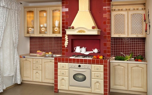 красная кухня в деревенском стиле