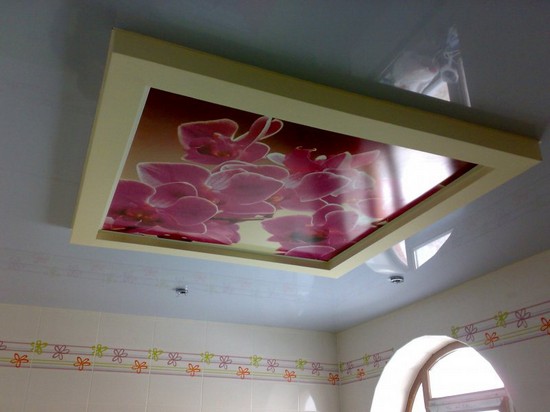 Натяжные потолки на кухне с рисунком