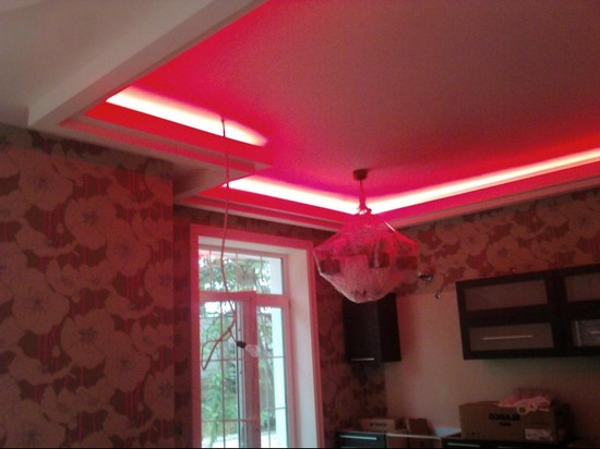 подсветка потолка на кухне