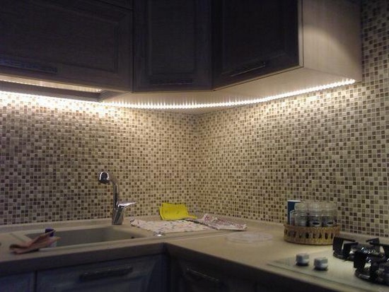 подсветка потолка на кухне