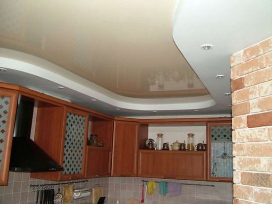 Потолки из гипсокартона на маленькой кухне