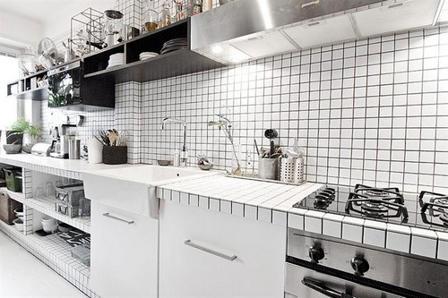 белая плитка на кухне