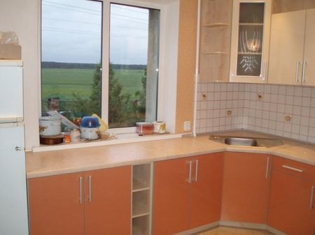 Дизайн кухни гарнитур кухонный с окном большим (74 фото)