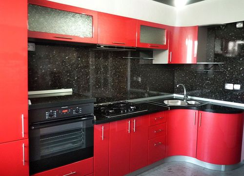 Красный цвет в интерьере маленькой и просторной кухни