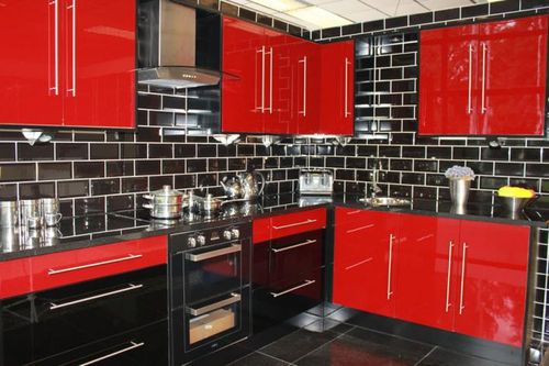 Дизайн красно-черных кухонь: 67 фото реальных интерьеров