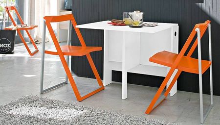 Оранжевые стулья