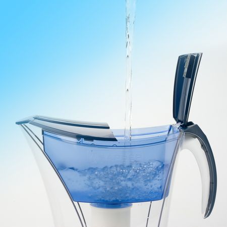 Заливка воды в фильтровальный кувшин Барьер