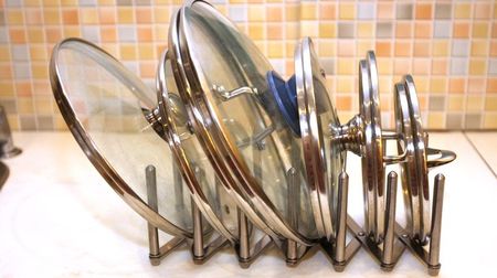 Как хранить крышки от кастрюль и сковородок: лайфхаки, органайзеры, идеи и фото